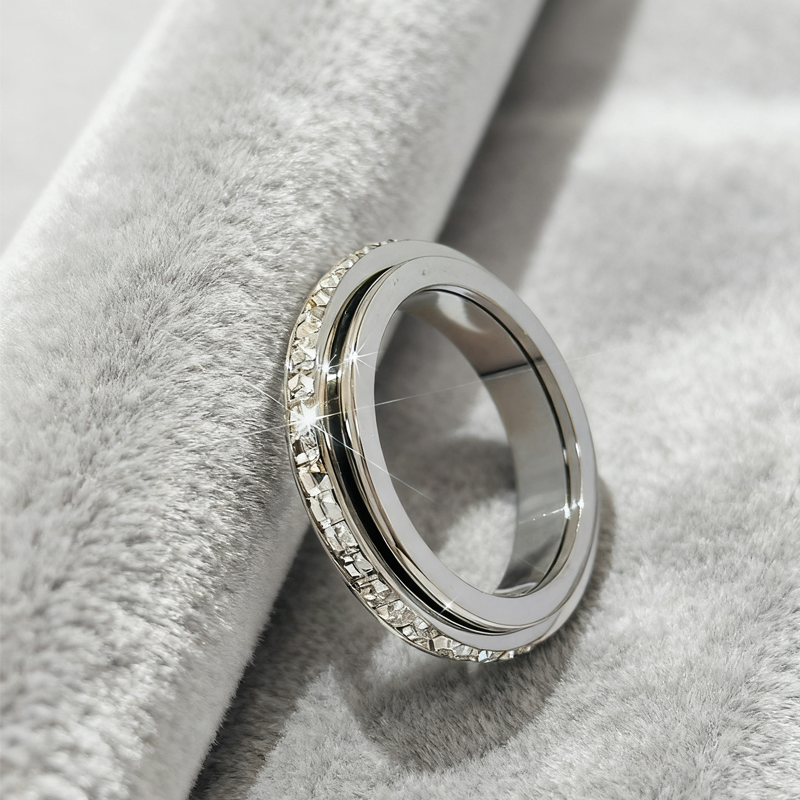 Valira - Elegant Crystal Band Ring