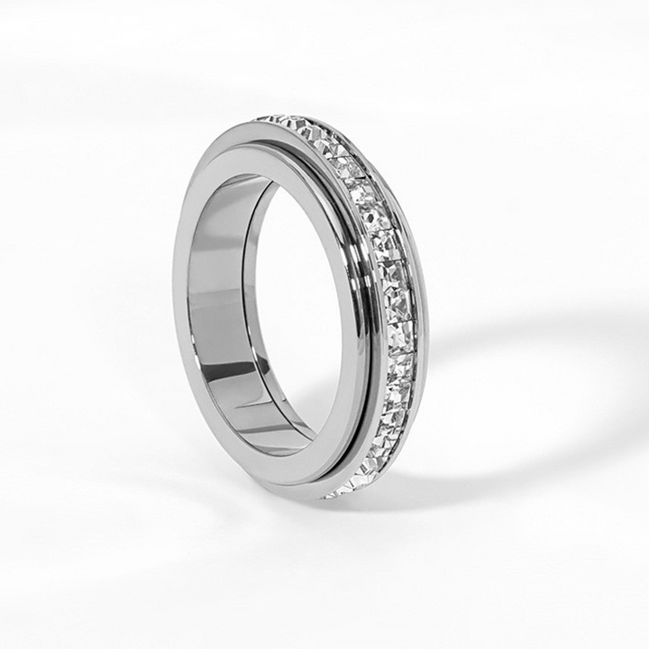 Valira - Elegant Crystal Band Ring